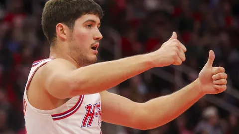 “莫布利狂砍34分10篮板，加兰送出16分9助攻，东欧球员缺席，骑士轻取独行侠延续九连胜”